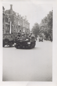 119943 Afbeelding van een halftrack van het geallieerde leger in de dagen rond de bevrijding van Utrecht op het ...